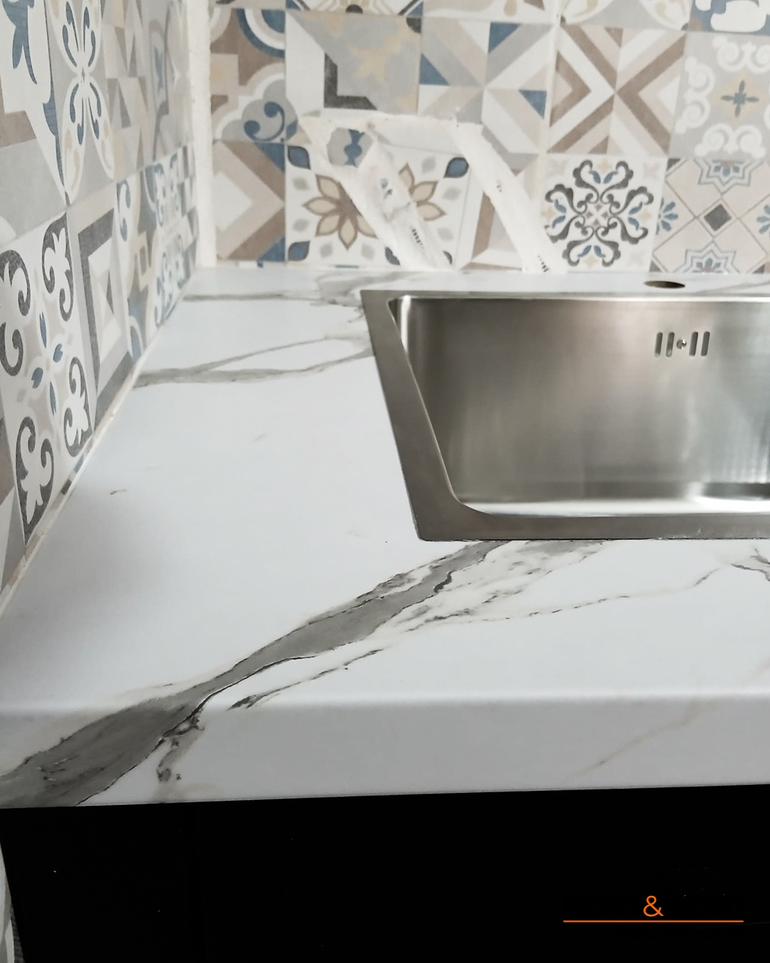 cocina original: negro, madera y azulejos vintage